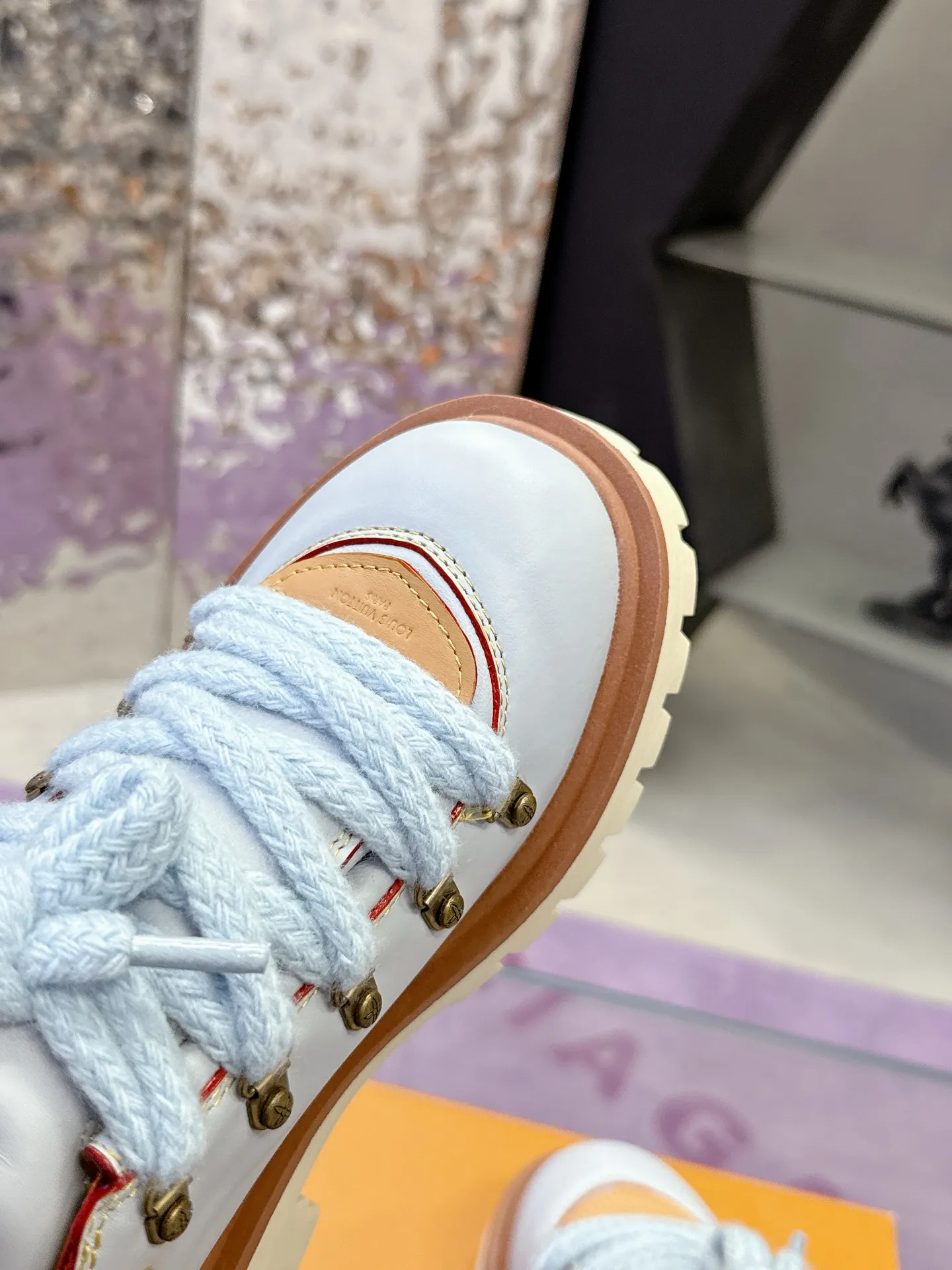 Factory price: 700💰 LV | Louis Vuitton 🧡💚2025 autumn and winter new style, top version ⚠️ The counter features the latest LV REMIX lace-up mountaineering derby shoes, new hard goods 🆕 ❥BS purchasing level! Full of high-end feel! A popular model among bloggers at home and abroad, it’s retro and fashionable, and looks stunning on your feet! Mainly recommended model on the official website★ ▪️Upper: top-quality first-layer cowhide ▪️Inner lining: imported sheepskin ▪️Outsole: original molded T men's shoes 💰U anti-slip outsole ▪️Sole height: 3.5cm ▪️Shoe size: Female 35-41 (41 customized, non-refundable) Male 39-45 (46 customized, non-refundable)